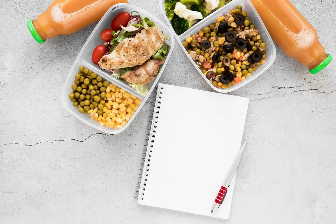 Draufsicht auf eine Auswahl leckerer Speisen.