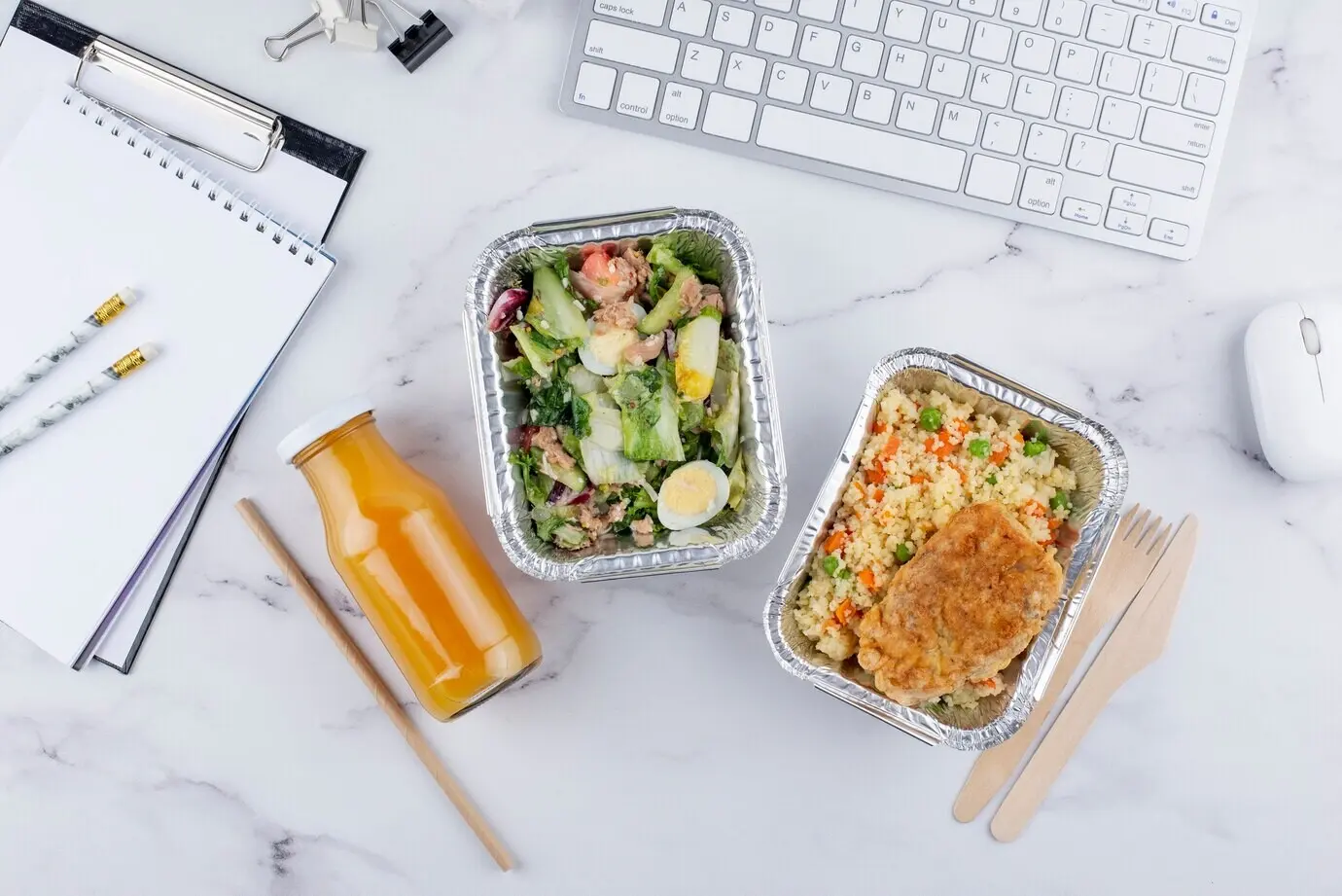 Draufsicht auf eine Anordnung von Speisen und Getränken