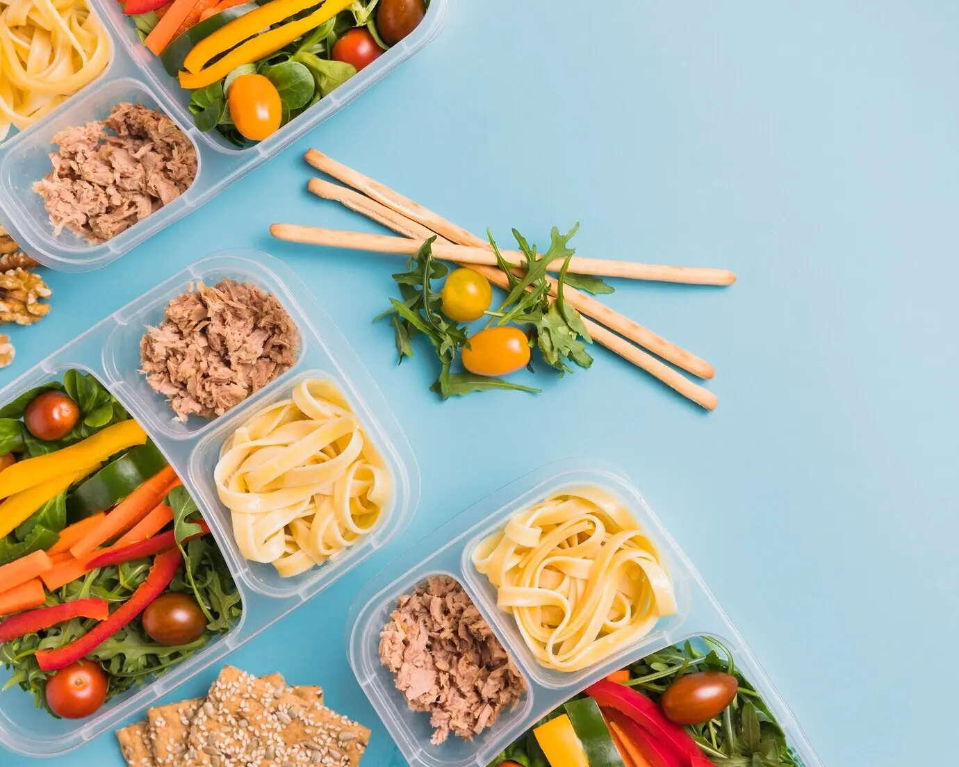 Draufsicht auf Lunchboxen für die Arbeit mit Brotstangen