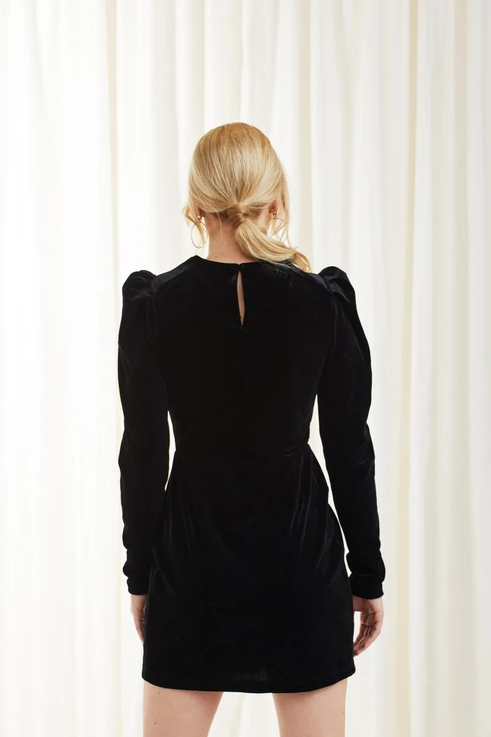 Double Second Black Shoulder Pad Velvet Dress