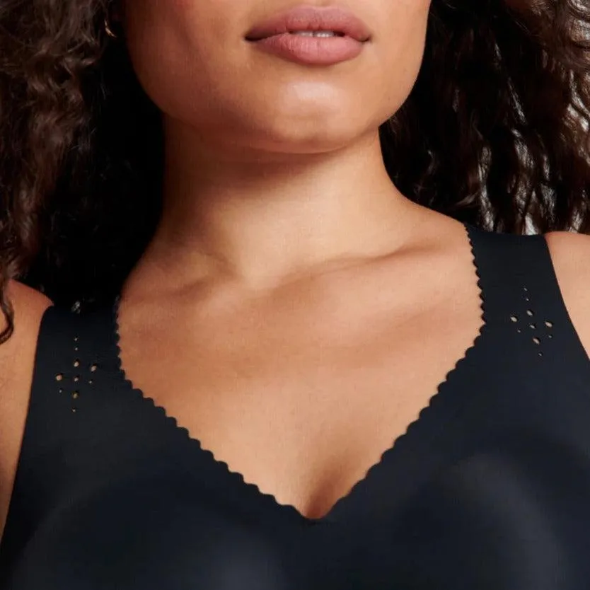 Evelyn & Bobbie Beyond Bra with Cutouts in Black