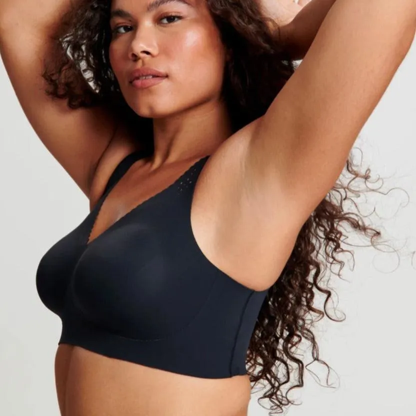 Evelyn & Bobbie Beyond Bra with Cutouts in Black